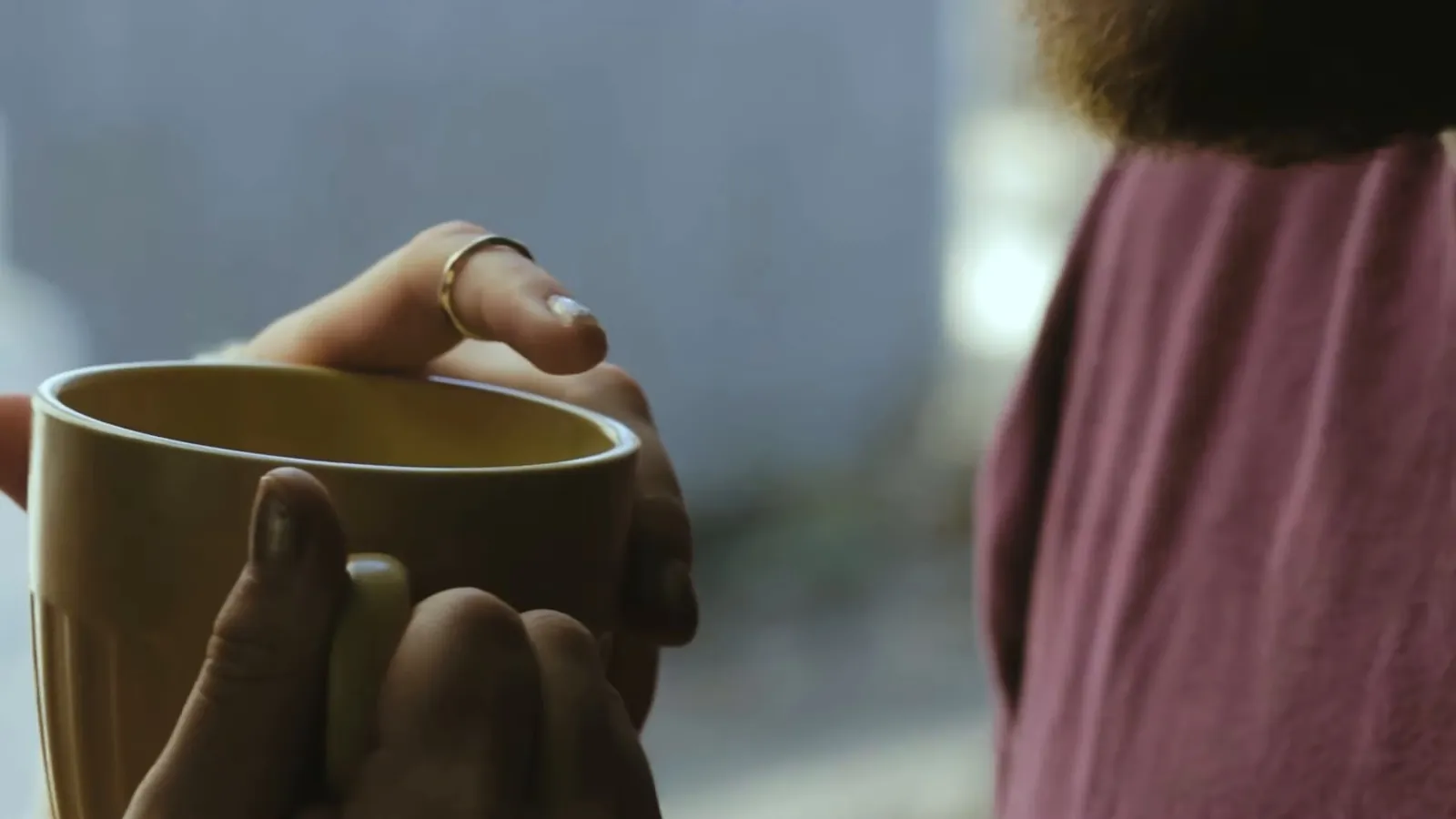 Hands holding a coffee cup, restaurant and cafe injury claims